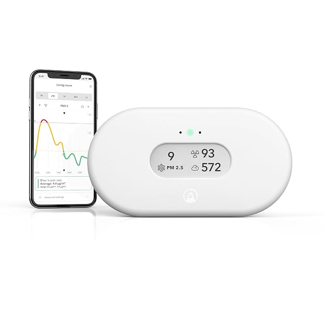 Monitor della qualità dell'aria Airthings View Plus con display e-ink su una mensola